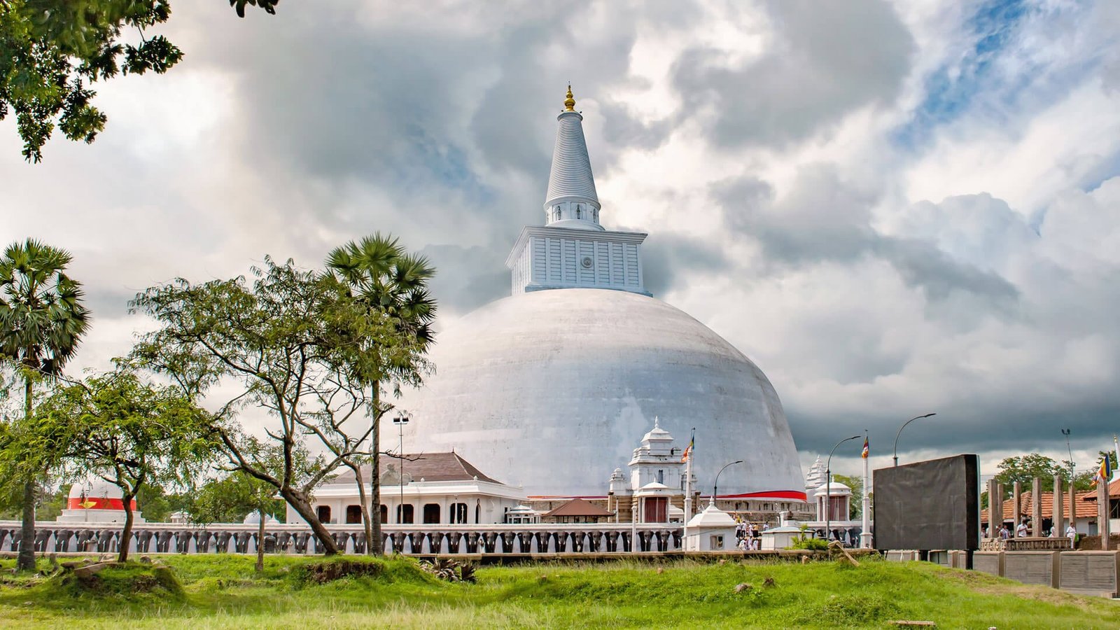 Ruwanwelisaya-Stupa-Anuradhapura-golden-triangle-sri-lanka.jpg
